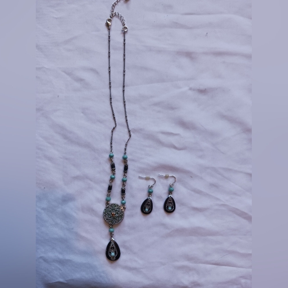 2009 Avon Necklace And Matching Earrings.